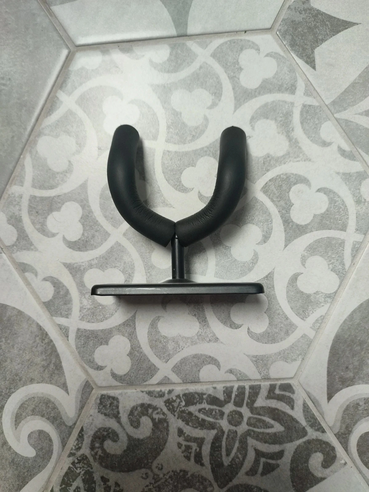 Guitar hanger – photo 3